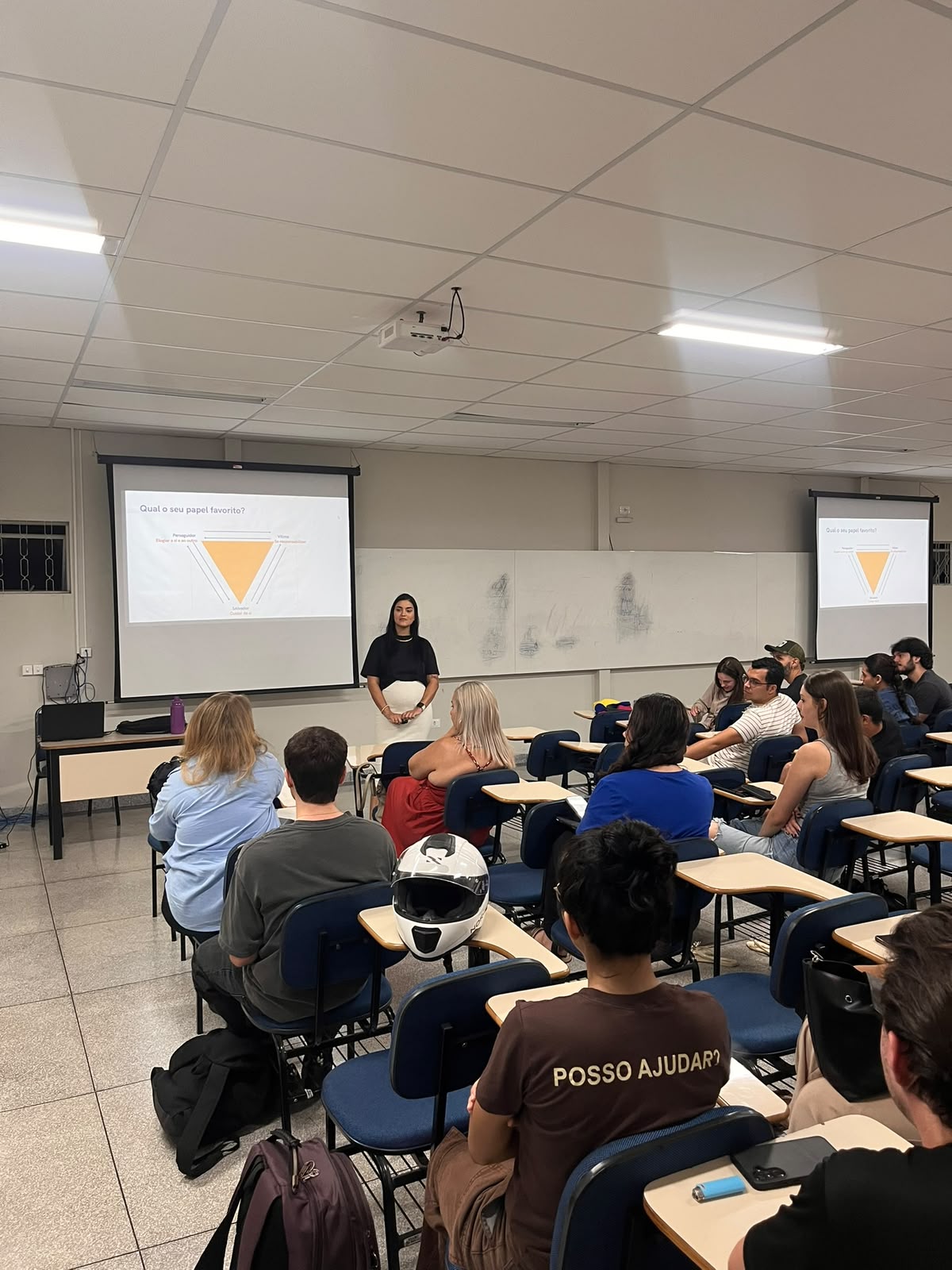 Lalesca conduzindo palestra em sala de aula