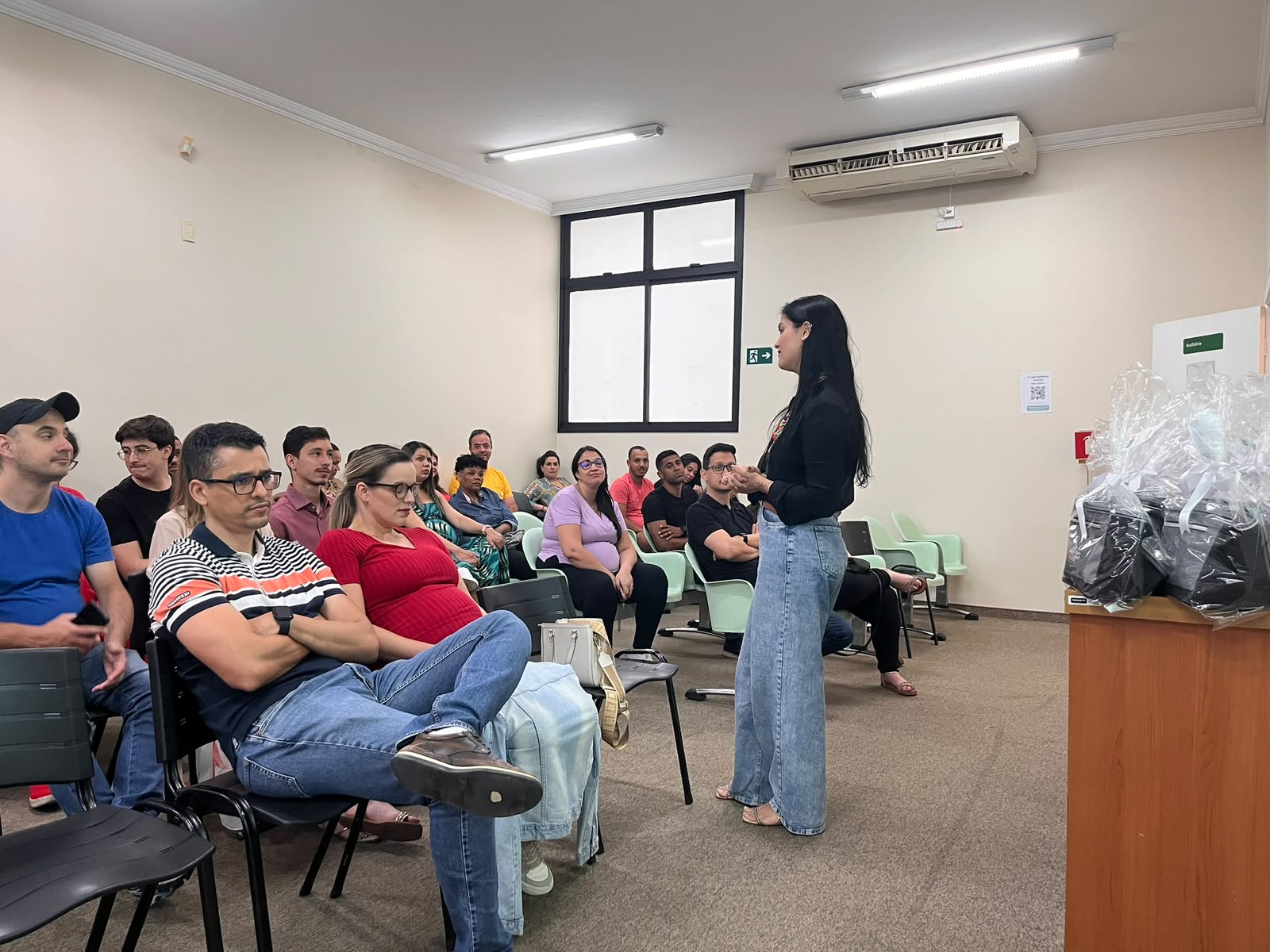 Lalesca falando para grupo em instituição