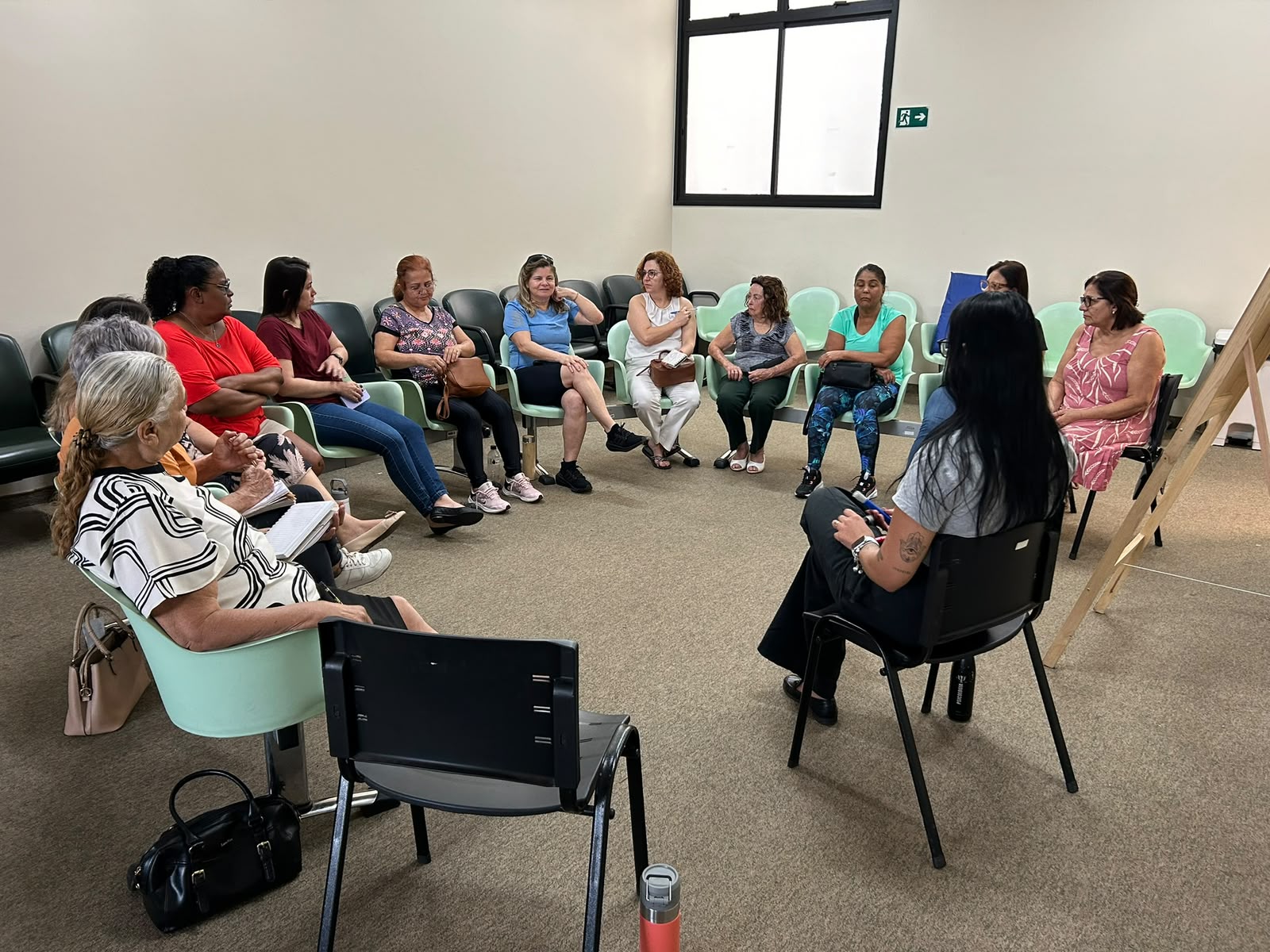 Grupo em roda de conversa com Lalesca